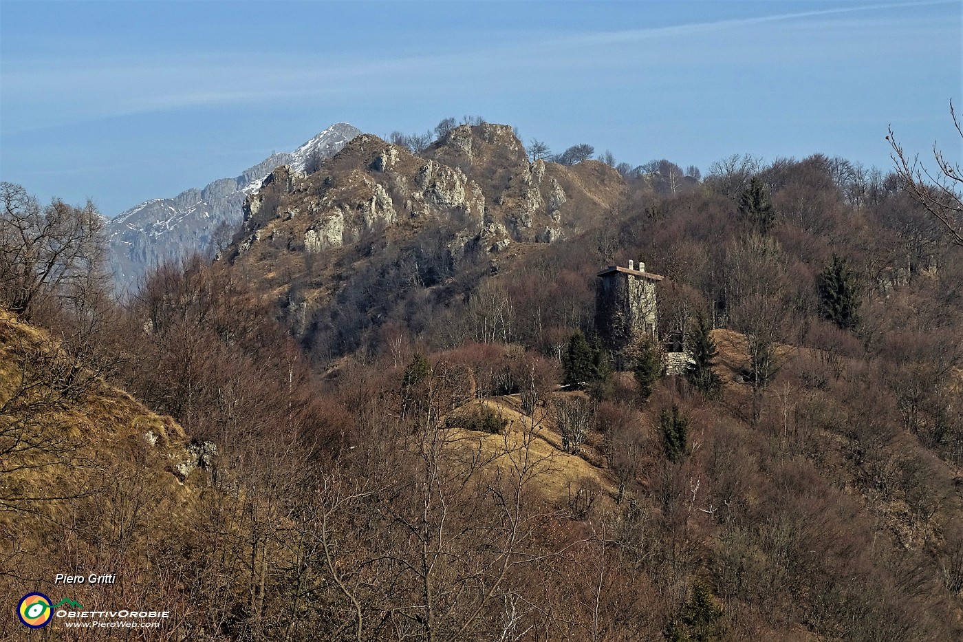 18 Vista verso il Roccolo Cugini e dossi della costiera per il Suchello e Cima dell'Alben.JPG